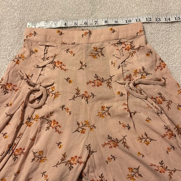 American Eagle Pink Floral Wide Leg Cropped Gaucho Pants - Picture 4 of 11